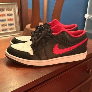 Nike Air Jordan 1 Low Shoes
Men's Sz 10
Style #552558-063
Color: Red/Black
